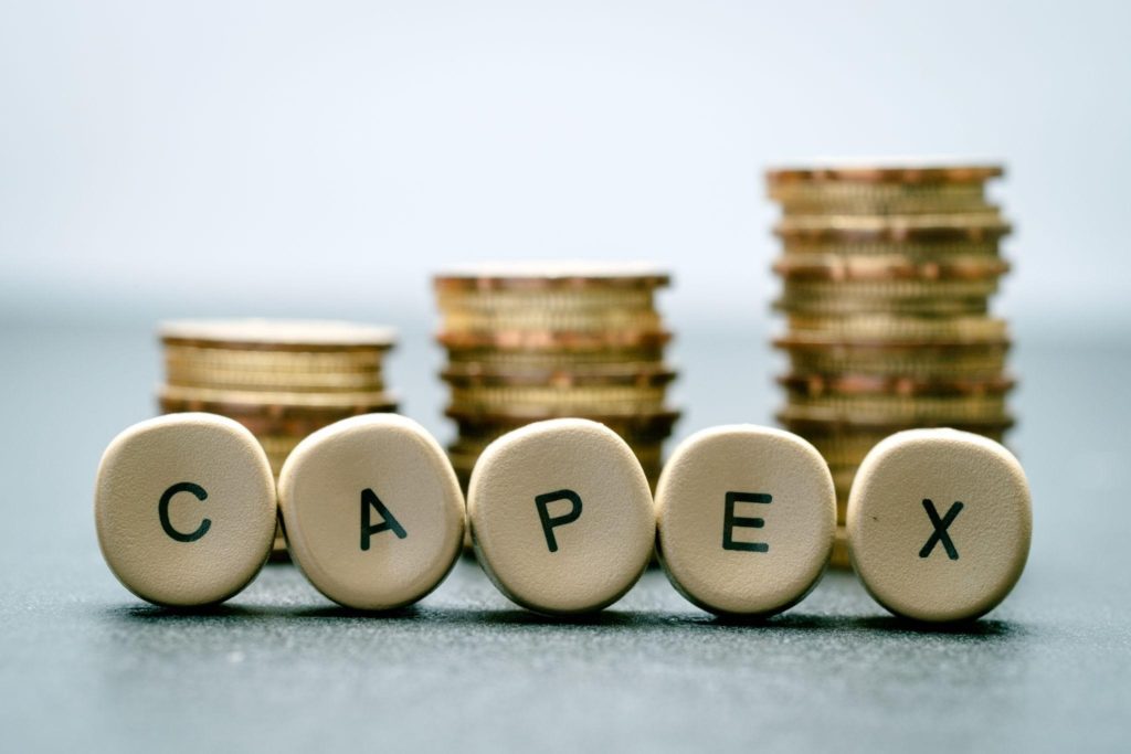 Капитальные затраты (CAPEX) - это расходы, связанные с приобретением, созданием или улучшением основных средств компании и другие активы. 