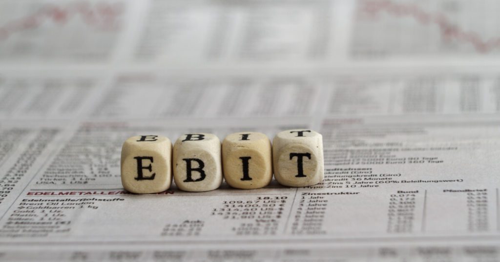 EBIT - это один из ключевых финансовых показателей, который помогает оценить операционную прибыльность компании.